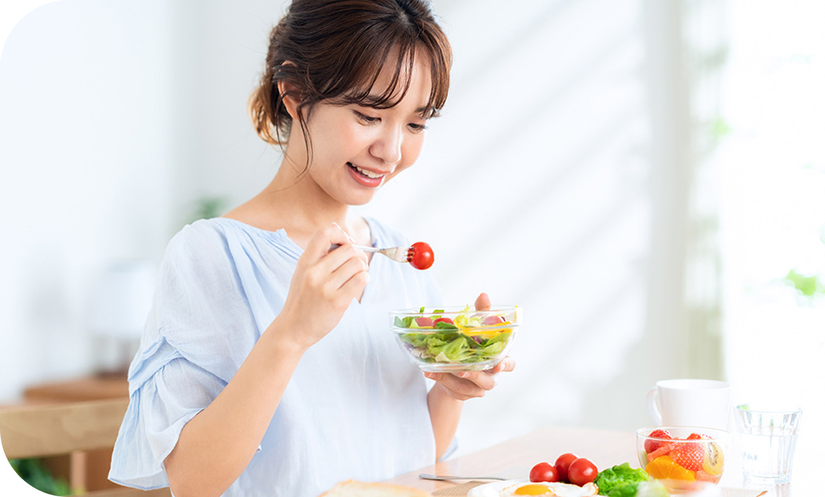 マンジャロによる食欲抑制で、無理なく食事管理をする女性