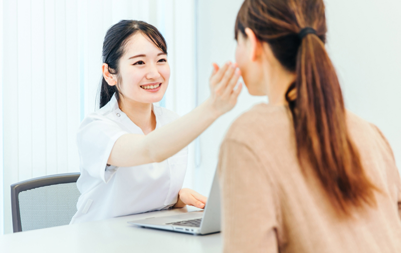中野でニキビ、毛穴、脂性肌(オイリー肌)に効果的なハイドラフェイシャルを提供している中野駅前クリニックの施術イメージ図