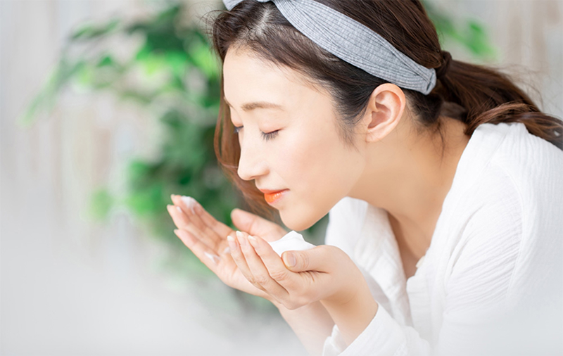 中野でニキビ、毛穴、脂性肌(オイリー肌)に効果的なハイドラフェイシャルを提供している中野駅前クリニックの施術イメージ図