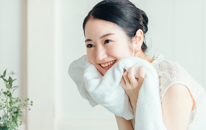 中野でニキビ、毛穴、脂性肌(オイリー肌)に効果的なハイドラフェイシャルを提供している中野駅前クリニックの施術イメージ図